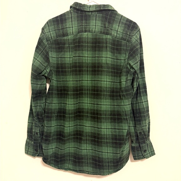 2/$15 Old Navy Men’s Green Plaid Flannel Button-Up Shirt Size M - Picture 9 of 9